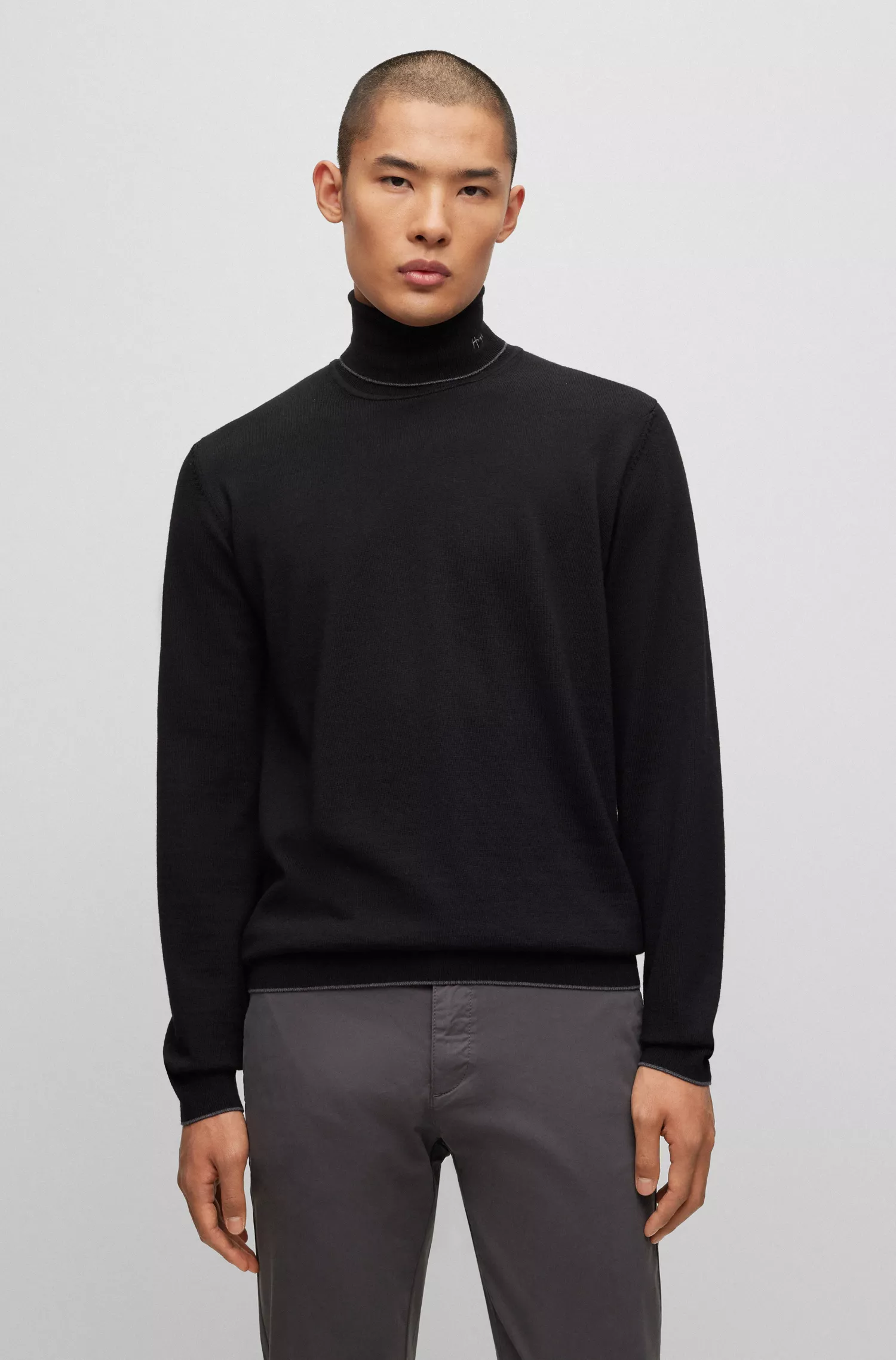 Suéter HUGO vermelho de gola alta em lã merino extrafina.