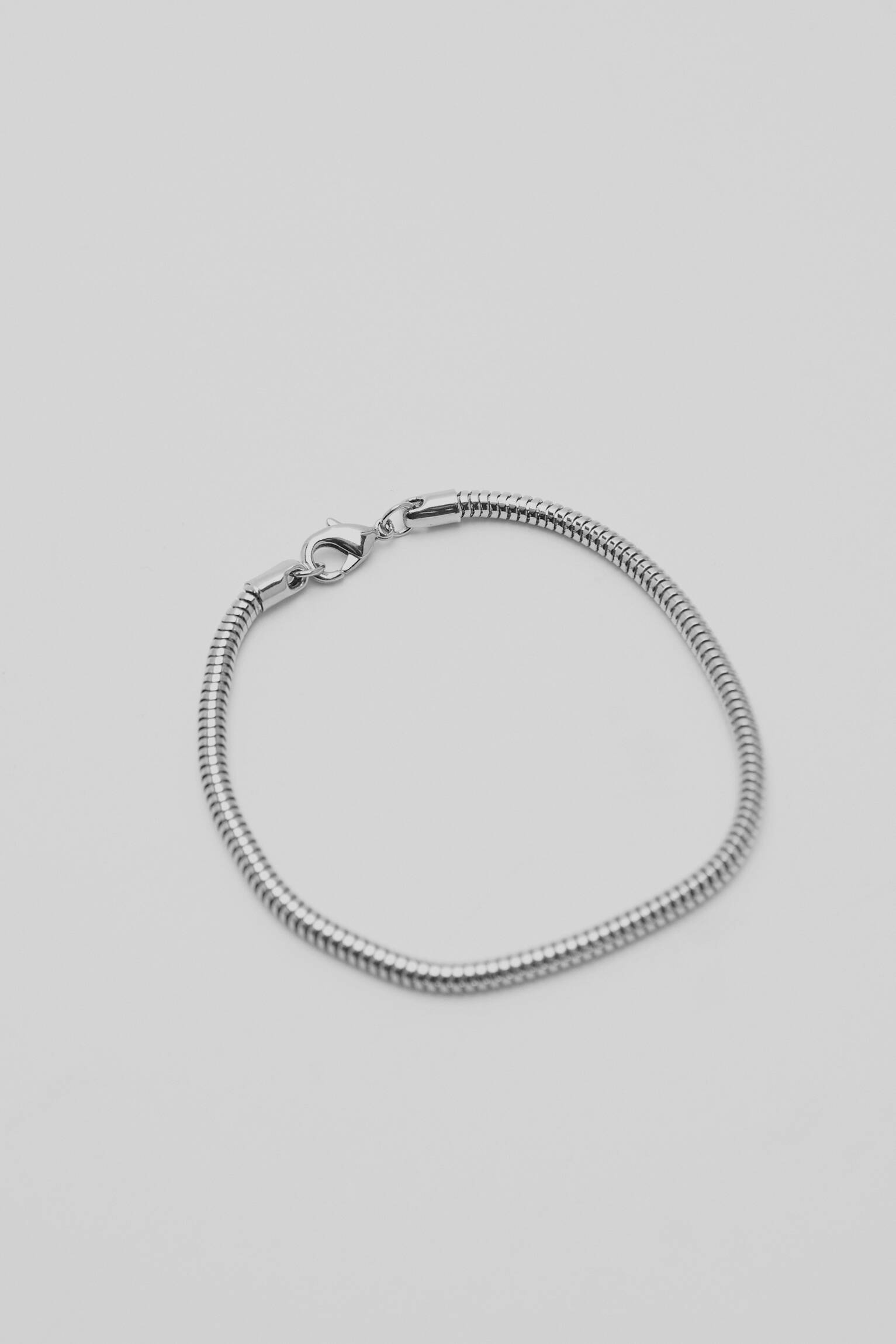 Conjunto de colar e pulseira de corrente prateada