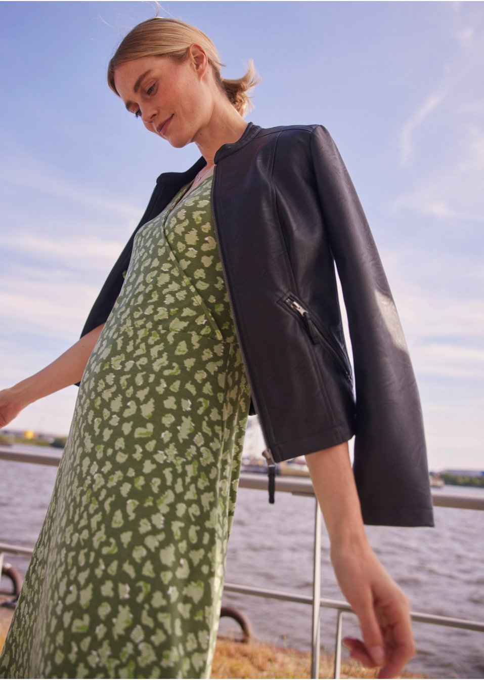 Robe midi en jersey style portefeuille, manches courtes