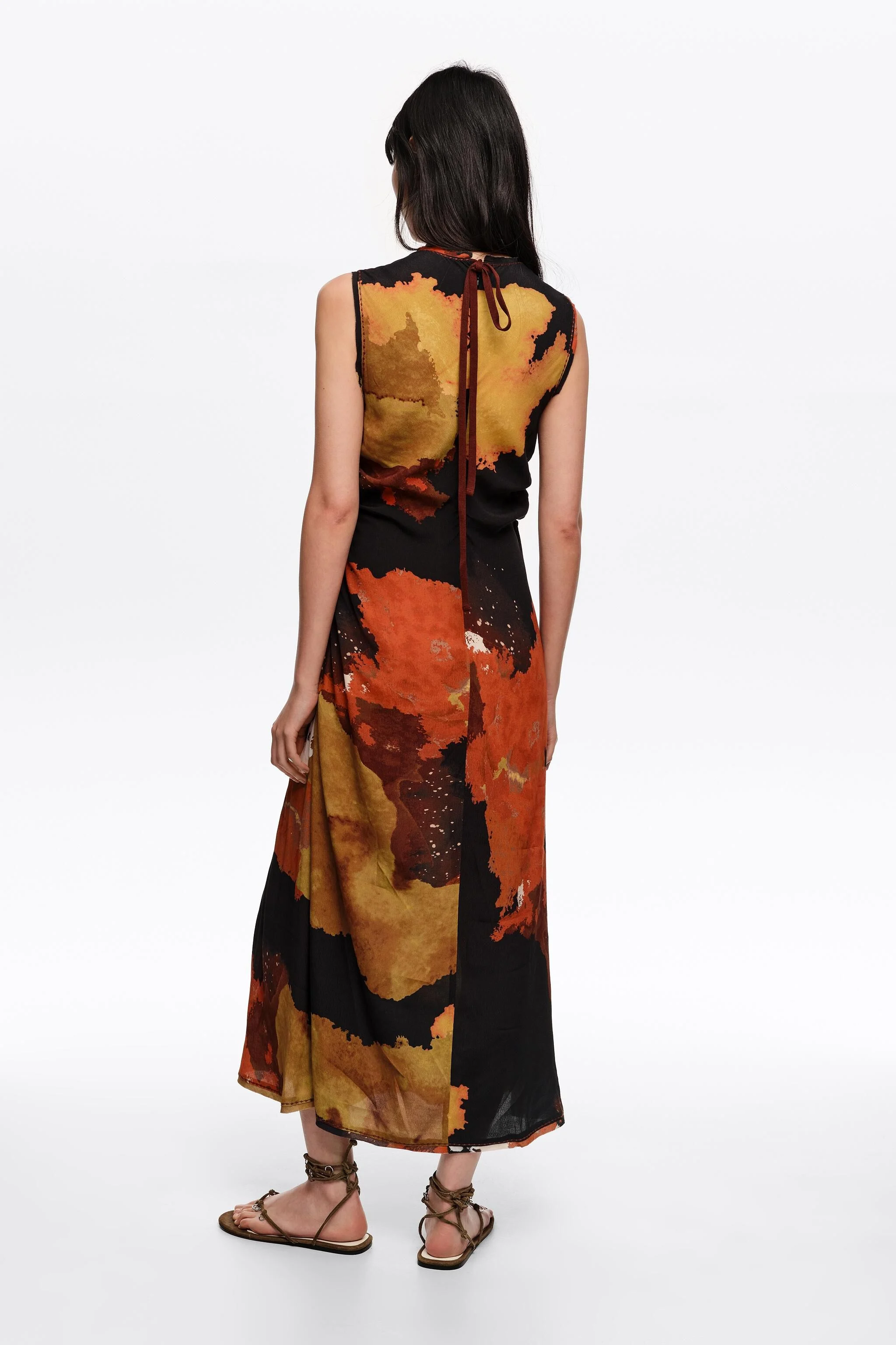 Vestido midi preto com franjas nas cavas