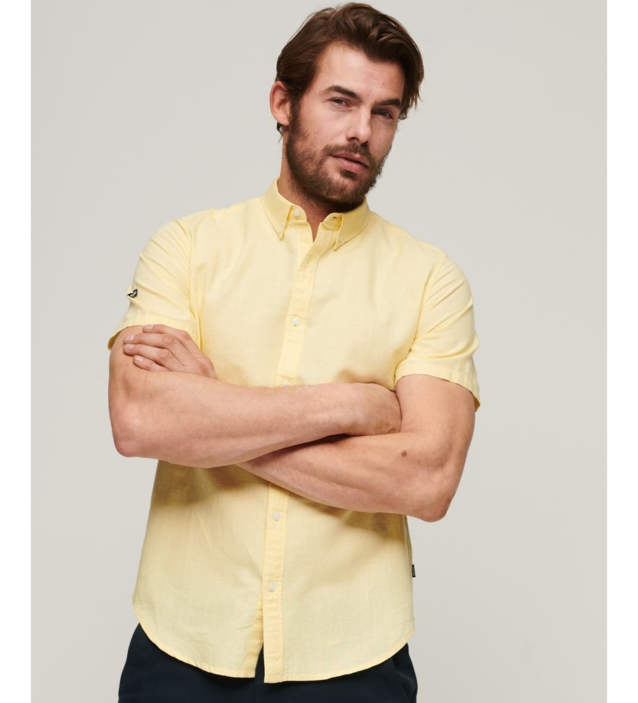 Camisa de manga curta Superdry em linho e algodão orgânico, amarela.