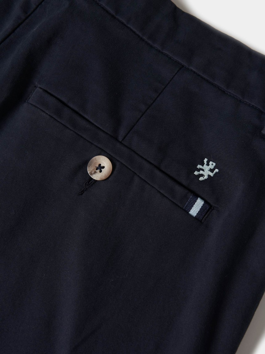 Calças chino regular fit vincadas