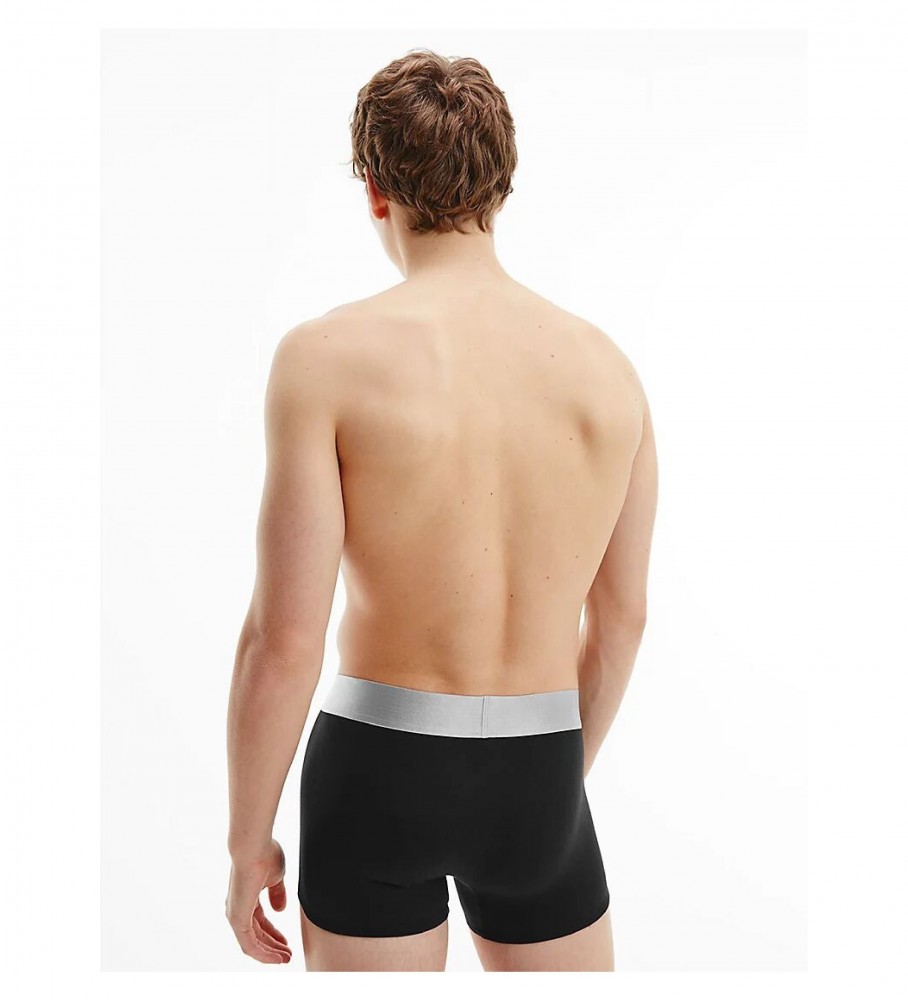 Conjunto com 3 cuecas boxer clássicas Calvin Klein nas cores branca, cinza e preta.