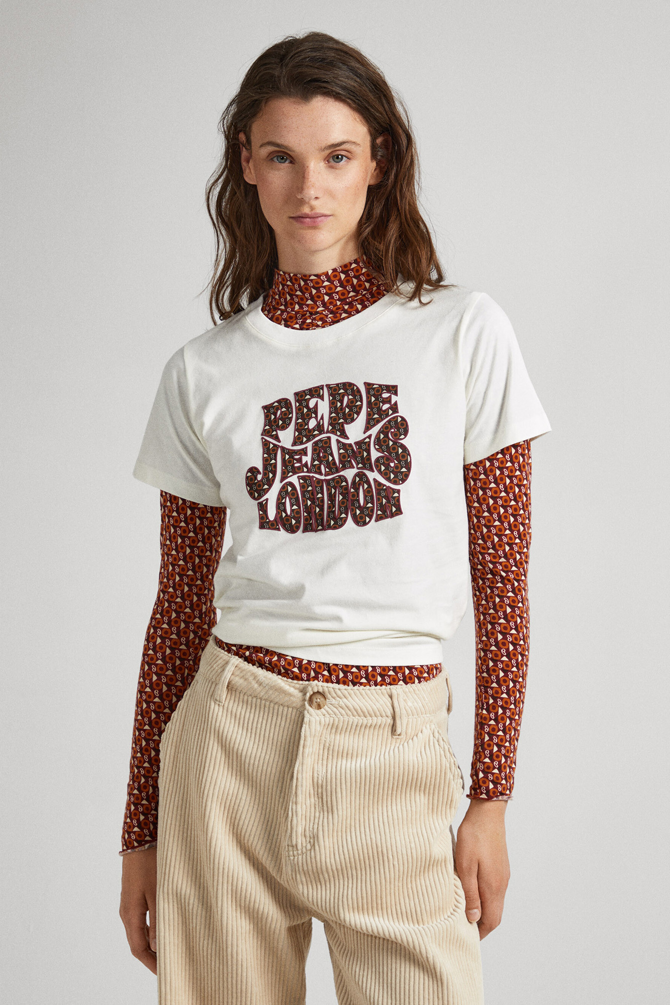 estampa de logotipo em camiseta
