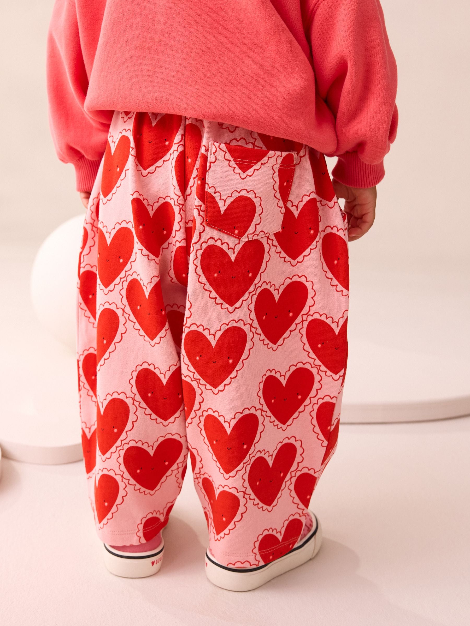 Rood met hartjesprint - Broek met structuur en wijde kortere pijpen (3mnd -7jr)