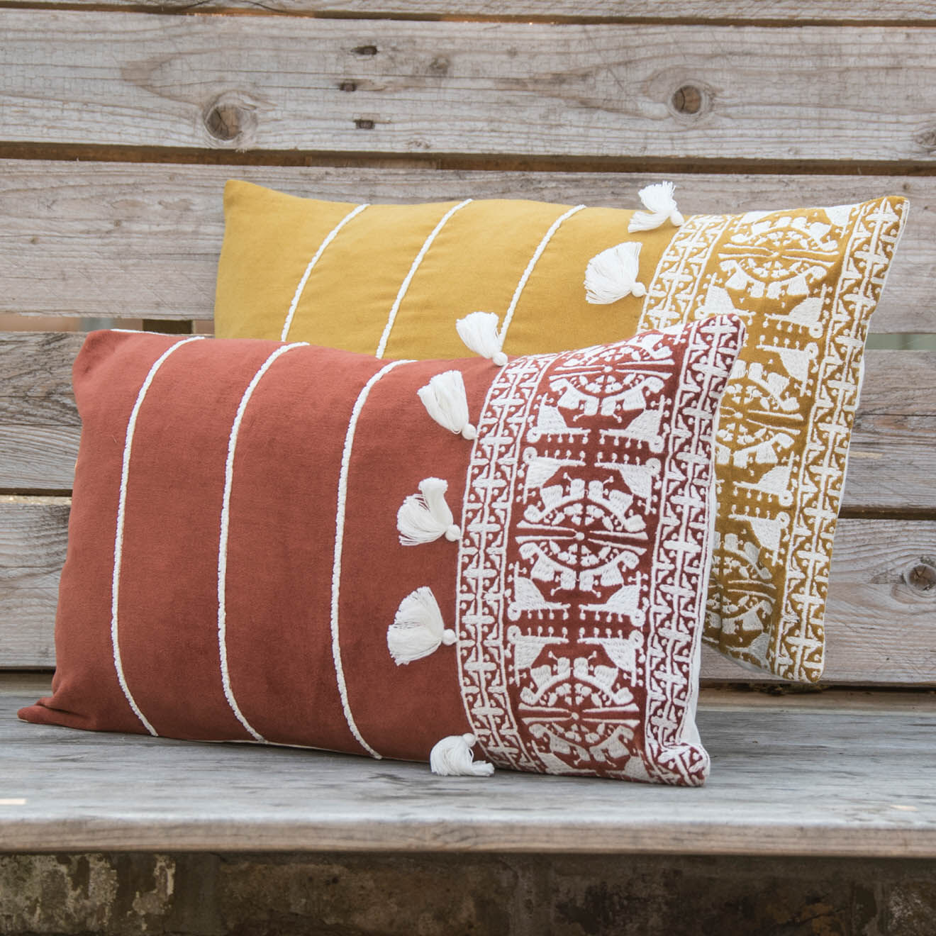 Febronie Housse de coussin néo berbère velours brodée brique - 50x30 cm