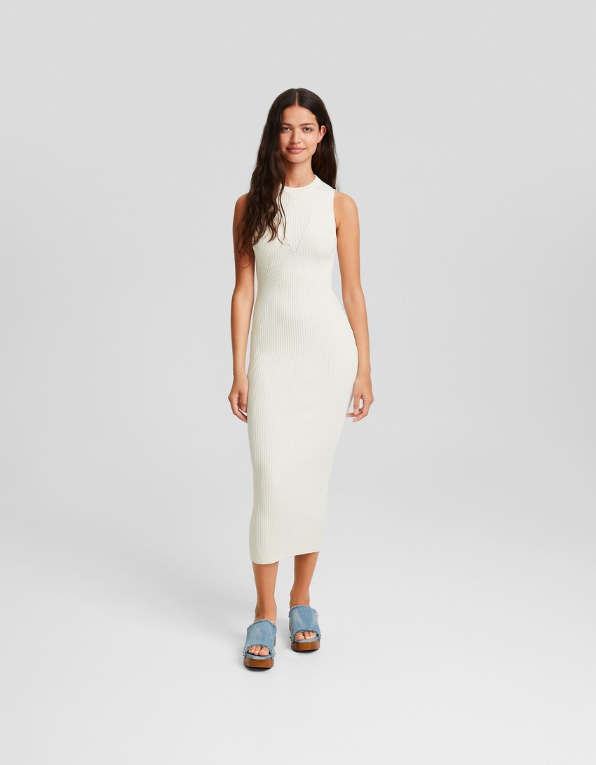 Vestido midi canelado de malha com costas abertas