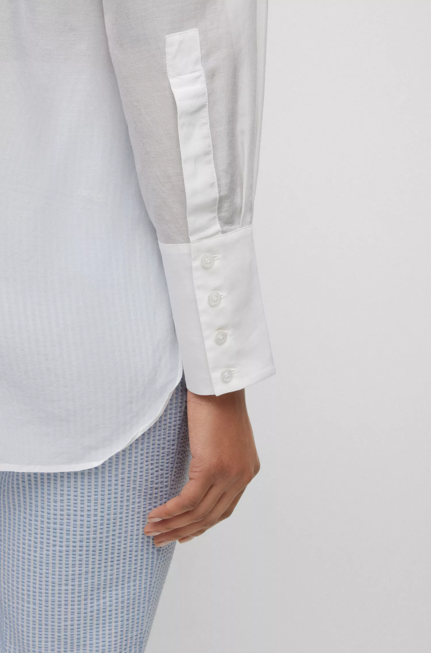 Blusa BOSS preta de modelagem ampla em algodão e seda.