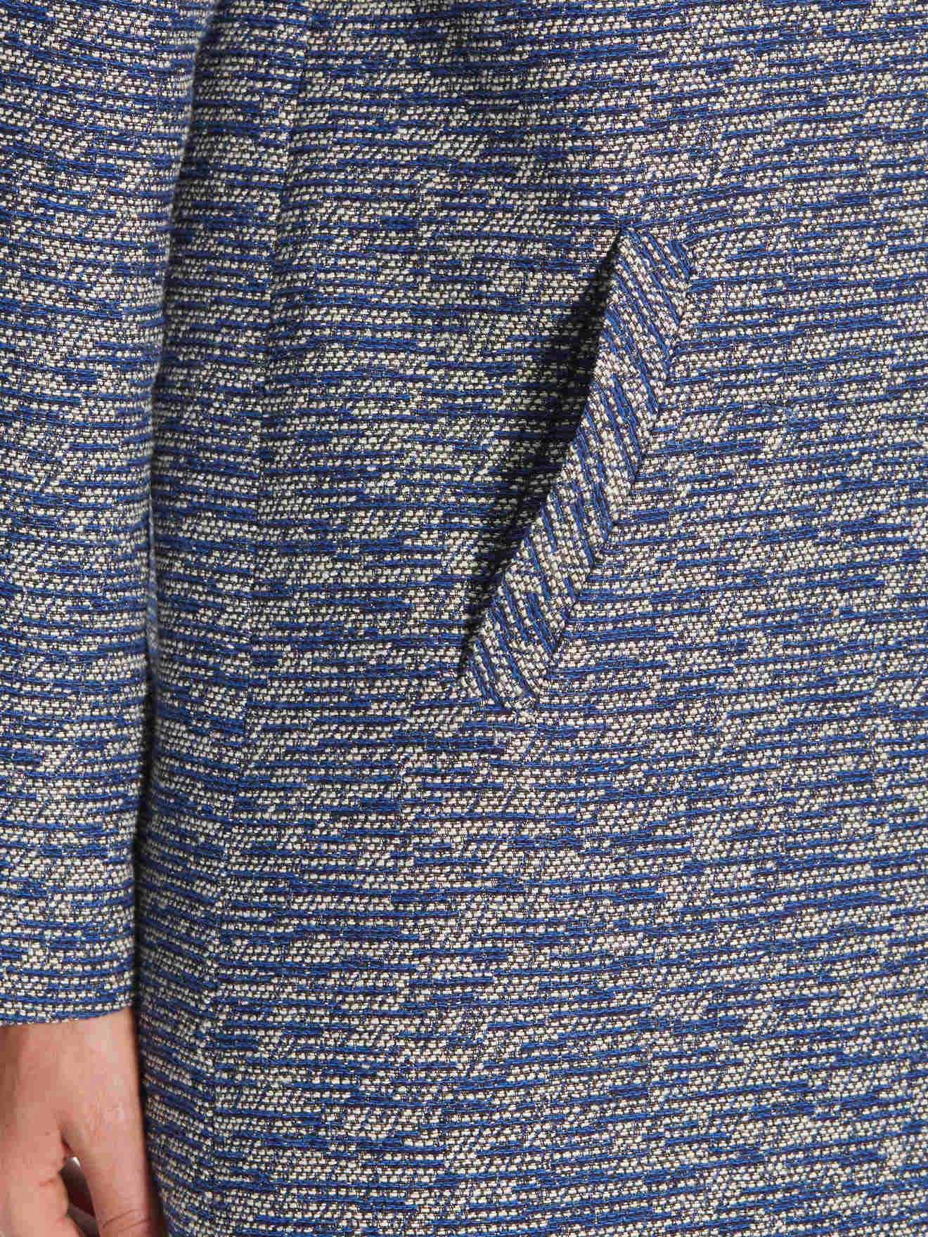 Manteau jacquard, poitrine généreuse