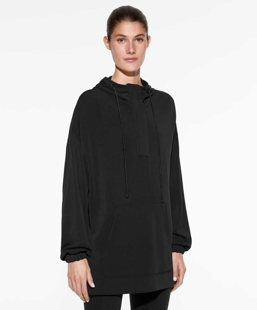Moletom oversized em modal com toque macio e zíper.