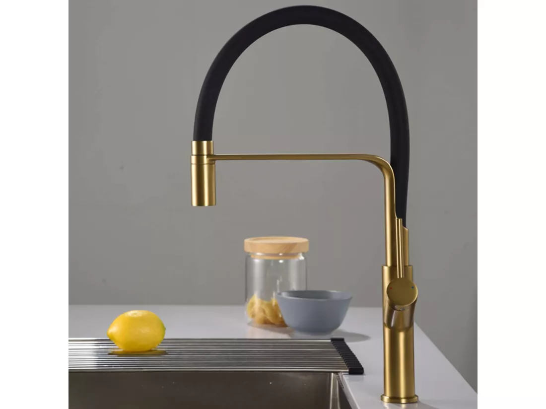 Mitigeur Cuisine Douchette IMEX SENA Or Brossé (PVD), corps en laiton et bec flexible en noir mat, cartouche céramique de 30 mm.