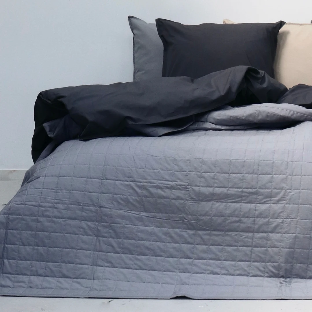 Omhu  Omhu Quilted Percale sengetæppe - Lys grå