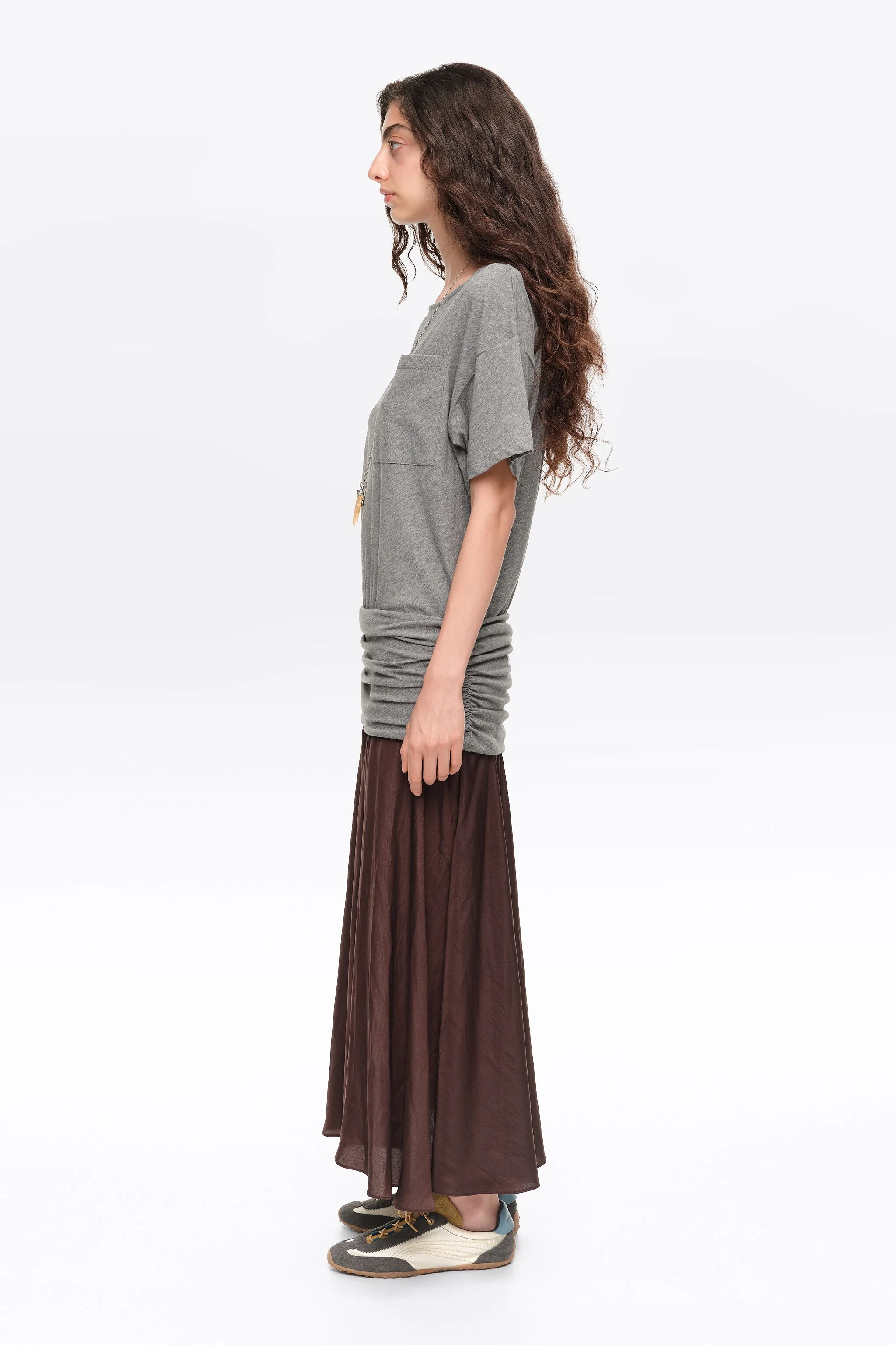 Vestido franzido em dois tecidos cinza mesclado com barra evasê.