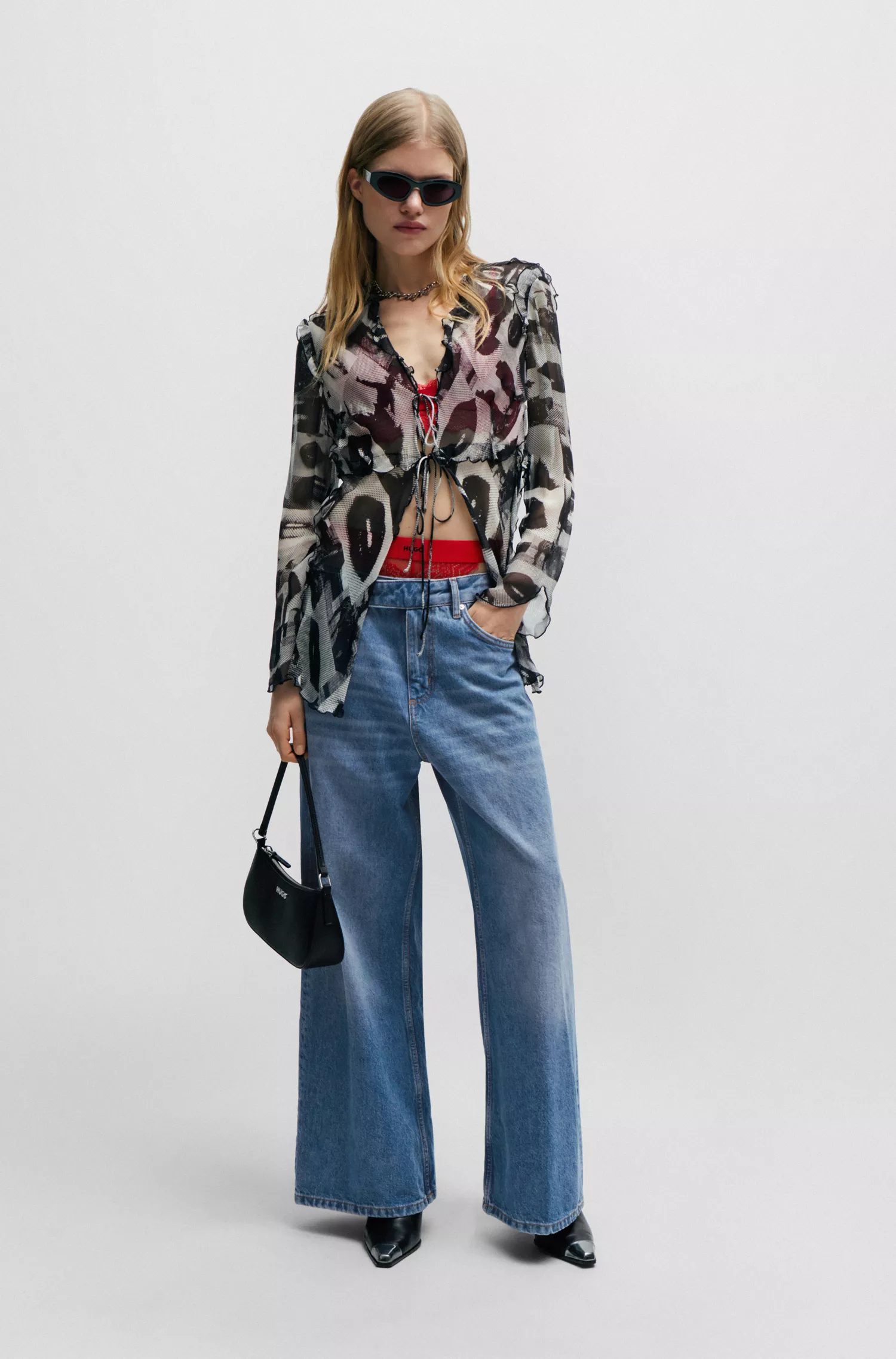 Calça jeans HUGO vermelha, modelagem oversized e pernas largas em denim azul médio.
