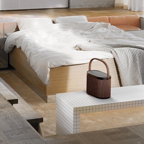 B&O Beosound A5 – exclusieve draadloze luidspreker Dark Oak