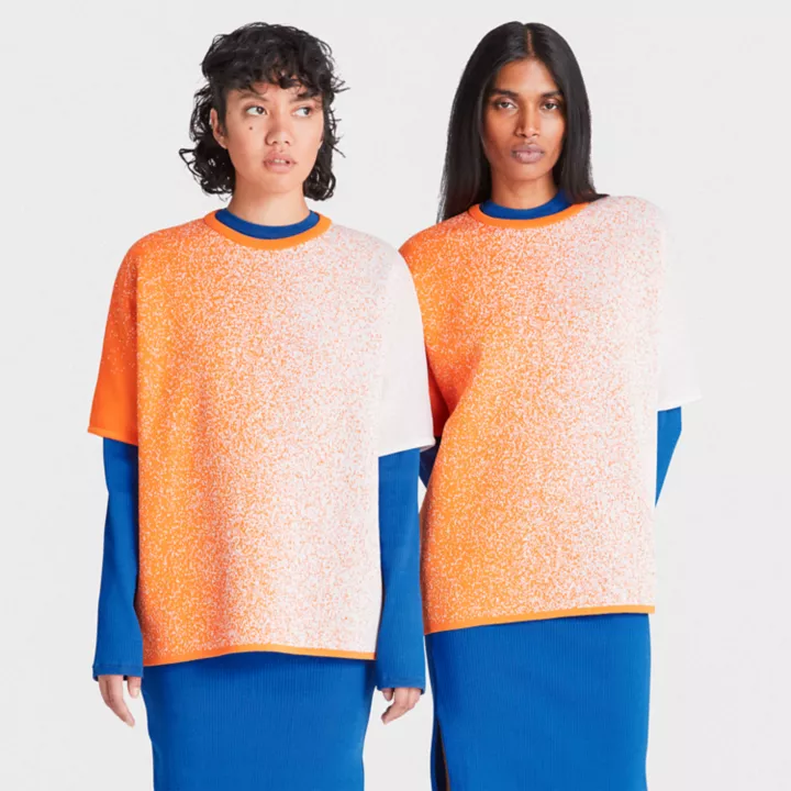 Camiseta feminina Timberland x Suzanne Oude Hengel Future73 SS Knit na cor laranja.