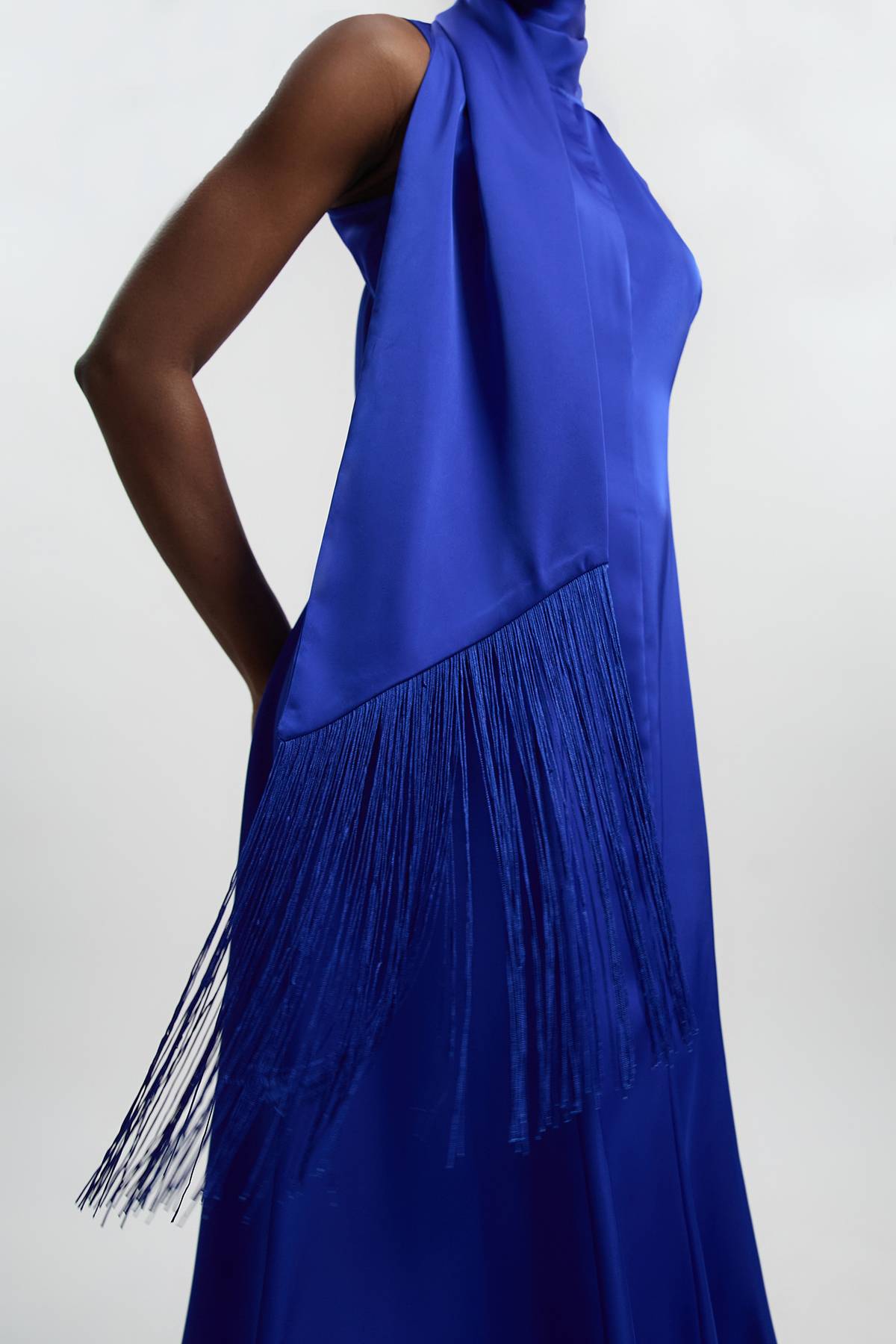 KarenMillen Robe Longue En Satin Viscose Sans Manches À Col Bénitier Drapé Tissé