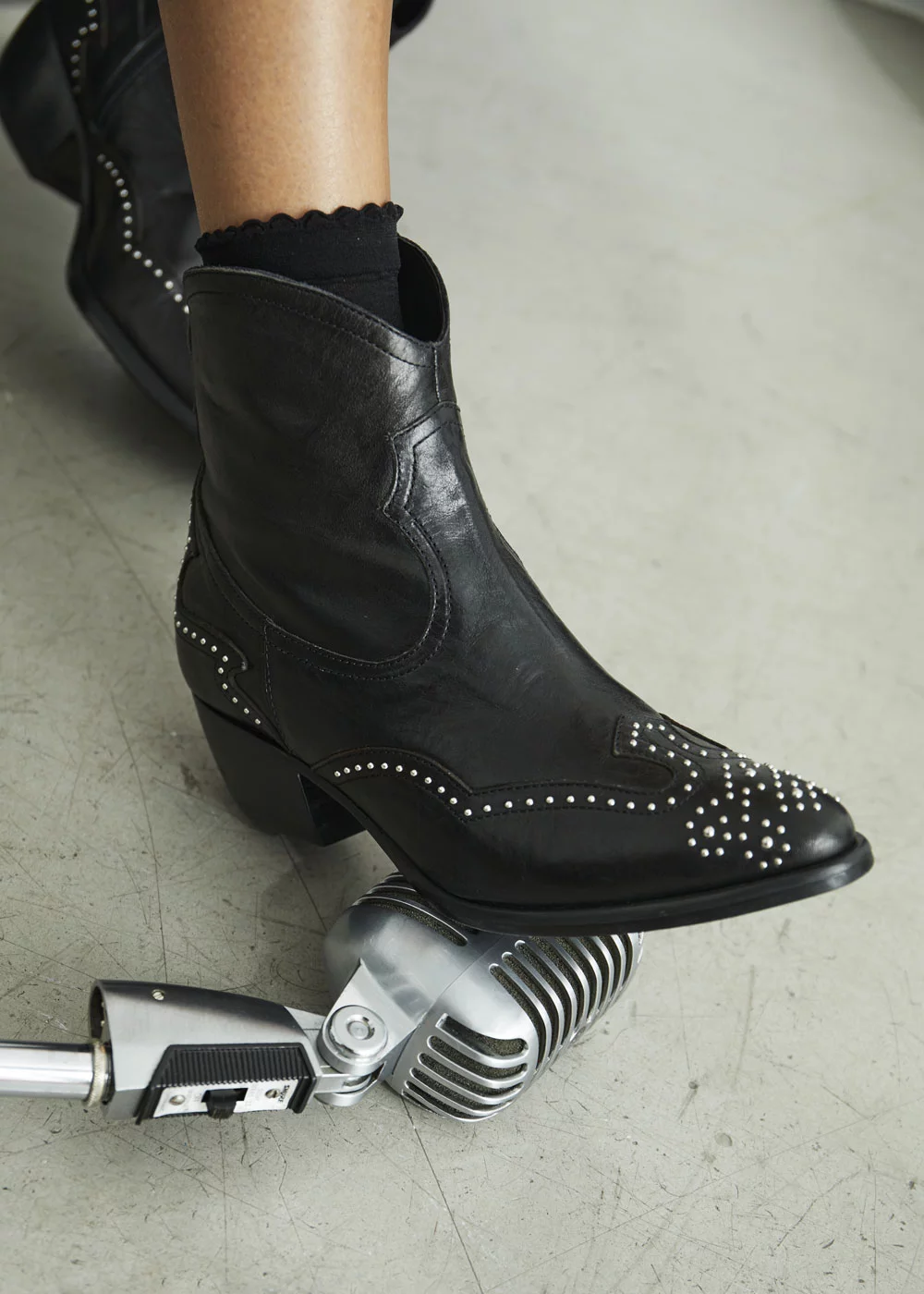 BOOTS STELLA CLOUS CUIR NOIR