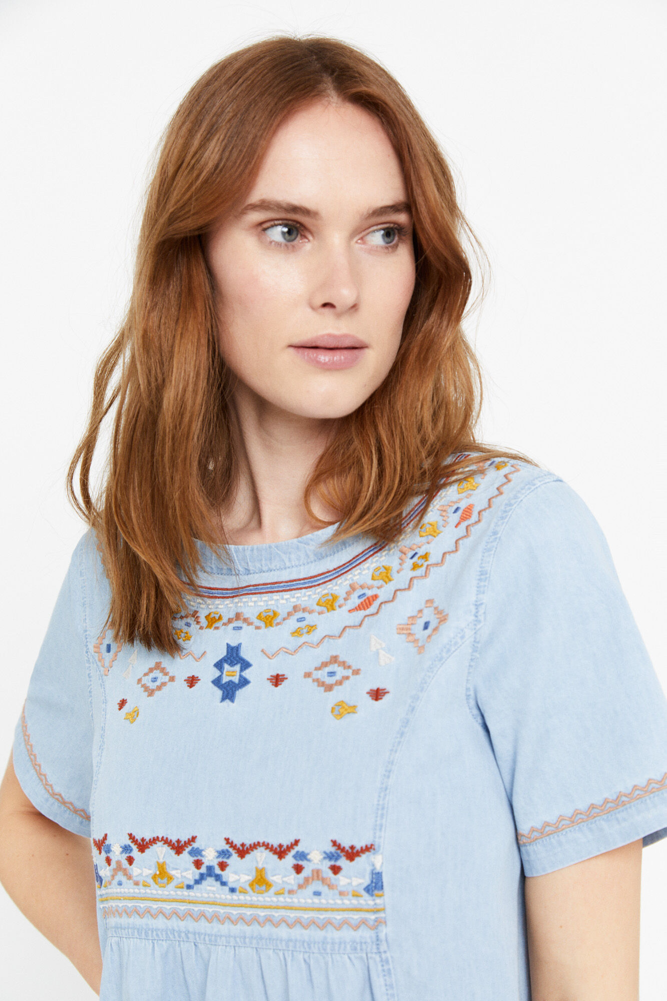 Vestido jeans bordado com mangas curtas. - Azul