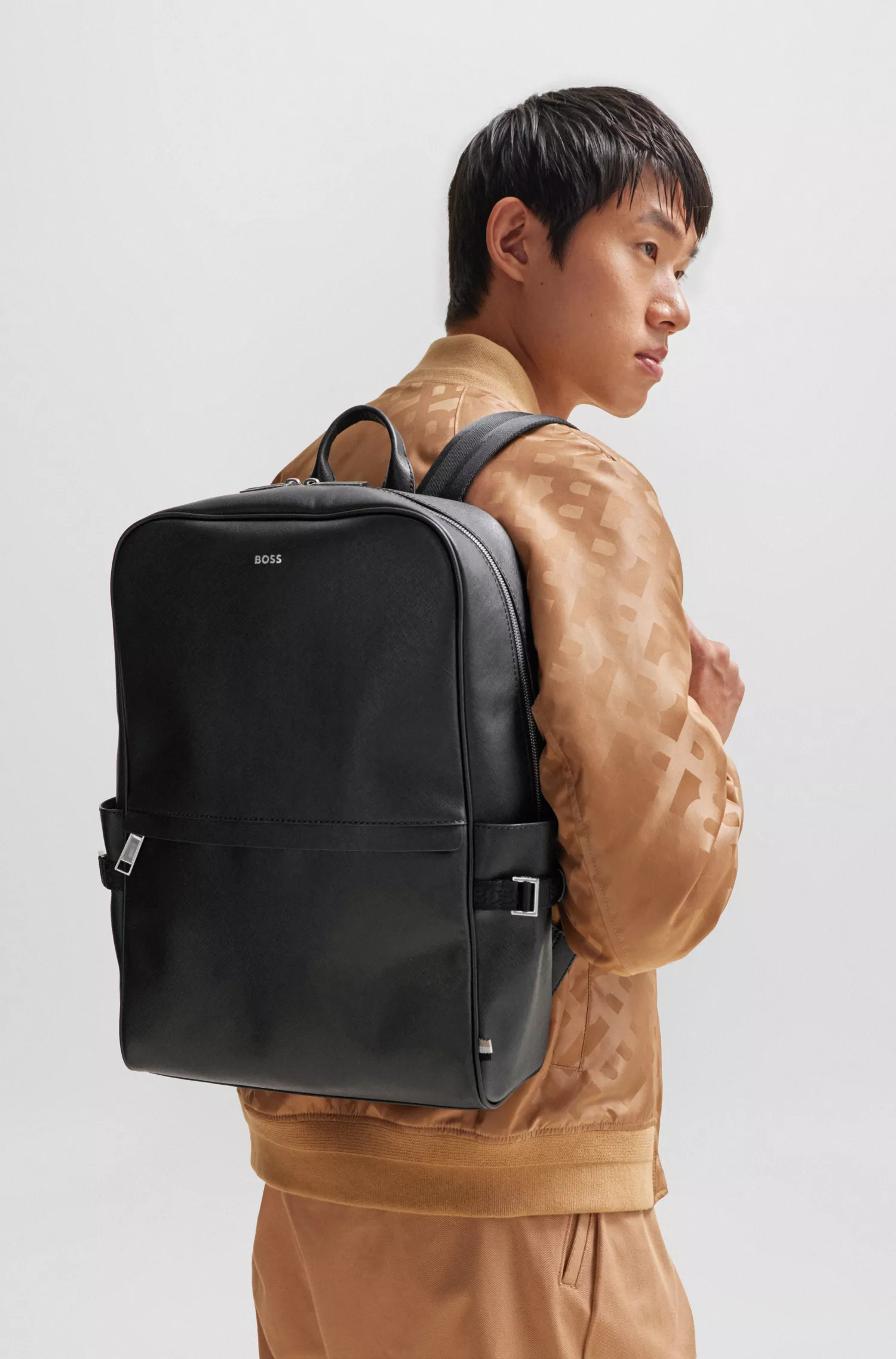 Mochila BOSS preta com listra característica e detalhe do logotipo