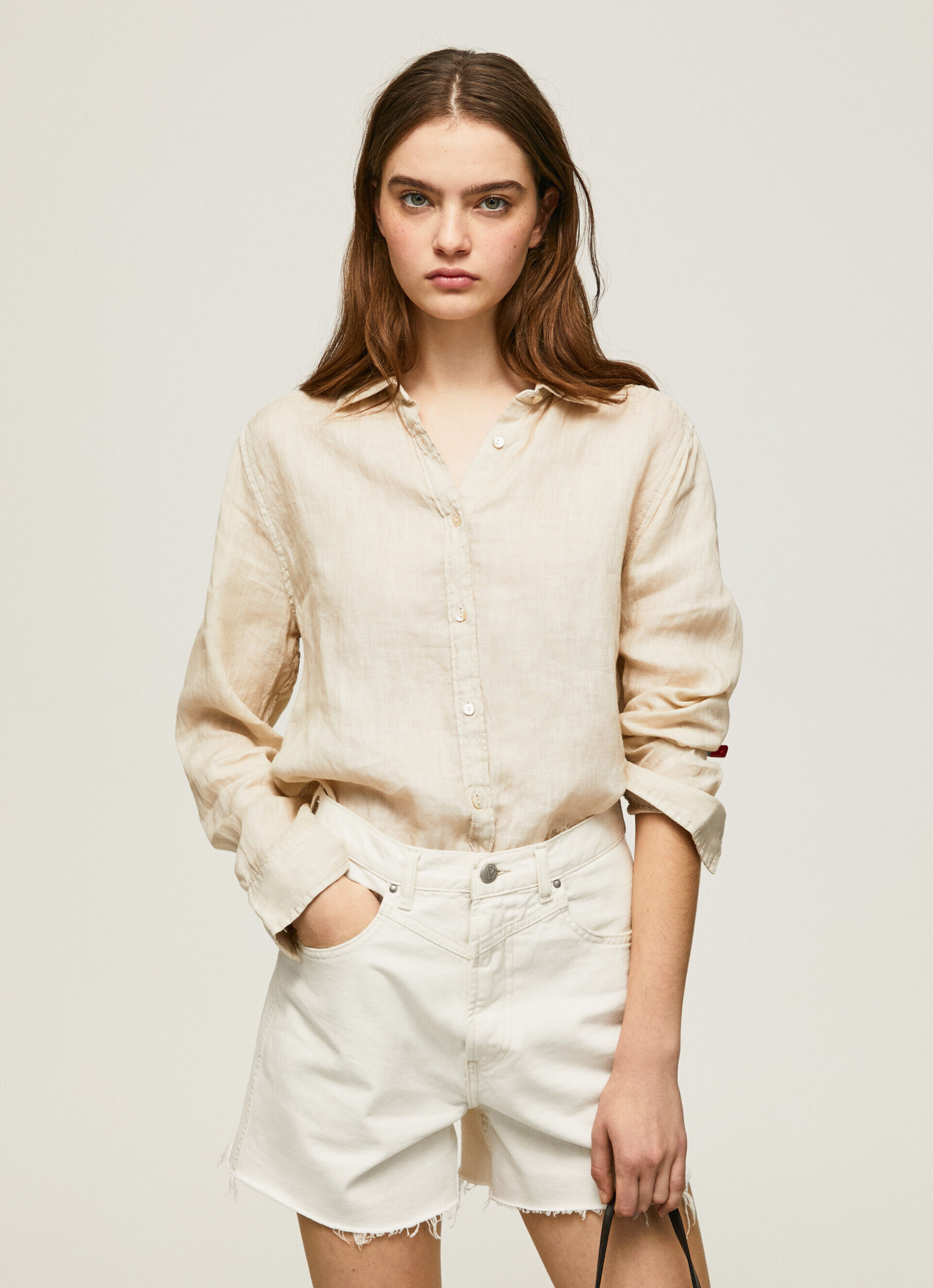 Camisa de corte regular em linho liso - branco manteiga