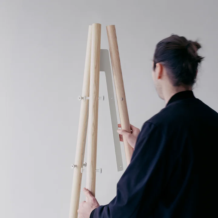 Artek - Kiila Kleiderständer, Esche natur / schwarz
