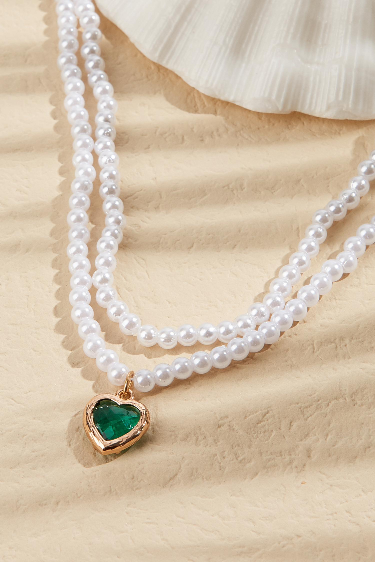 Collier de fausses perles et breloques en forme de cœur