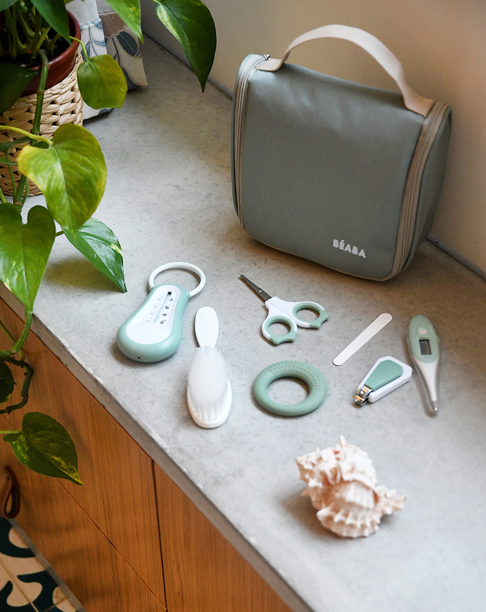 Kulturbeutel BABY CARE zum Aufhängen 9-teilig in sage green