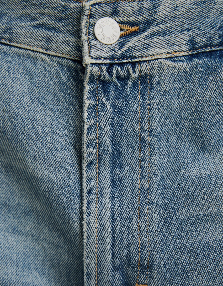 calça jeans estilo skater com efeito desbotado