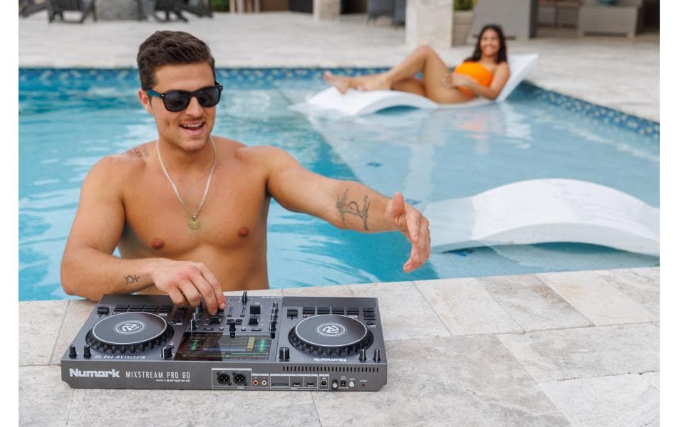 DJ-Controller MixStream Pro Go<br>Akkubetriebener, eigenständiger Streaming-DJ-Controller