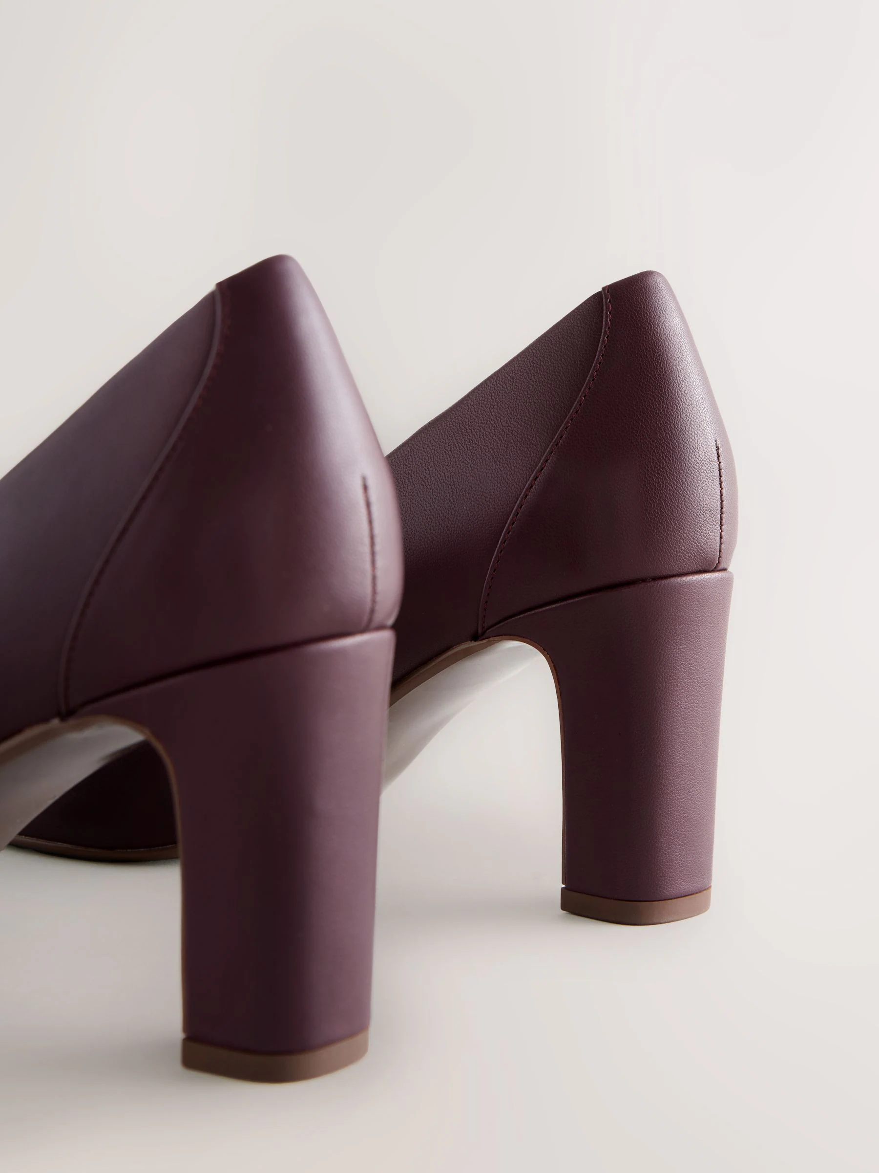 Bordeauxrood - Forever Comfort® Round Toe Block Court Heels