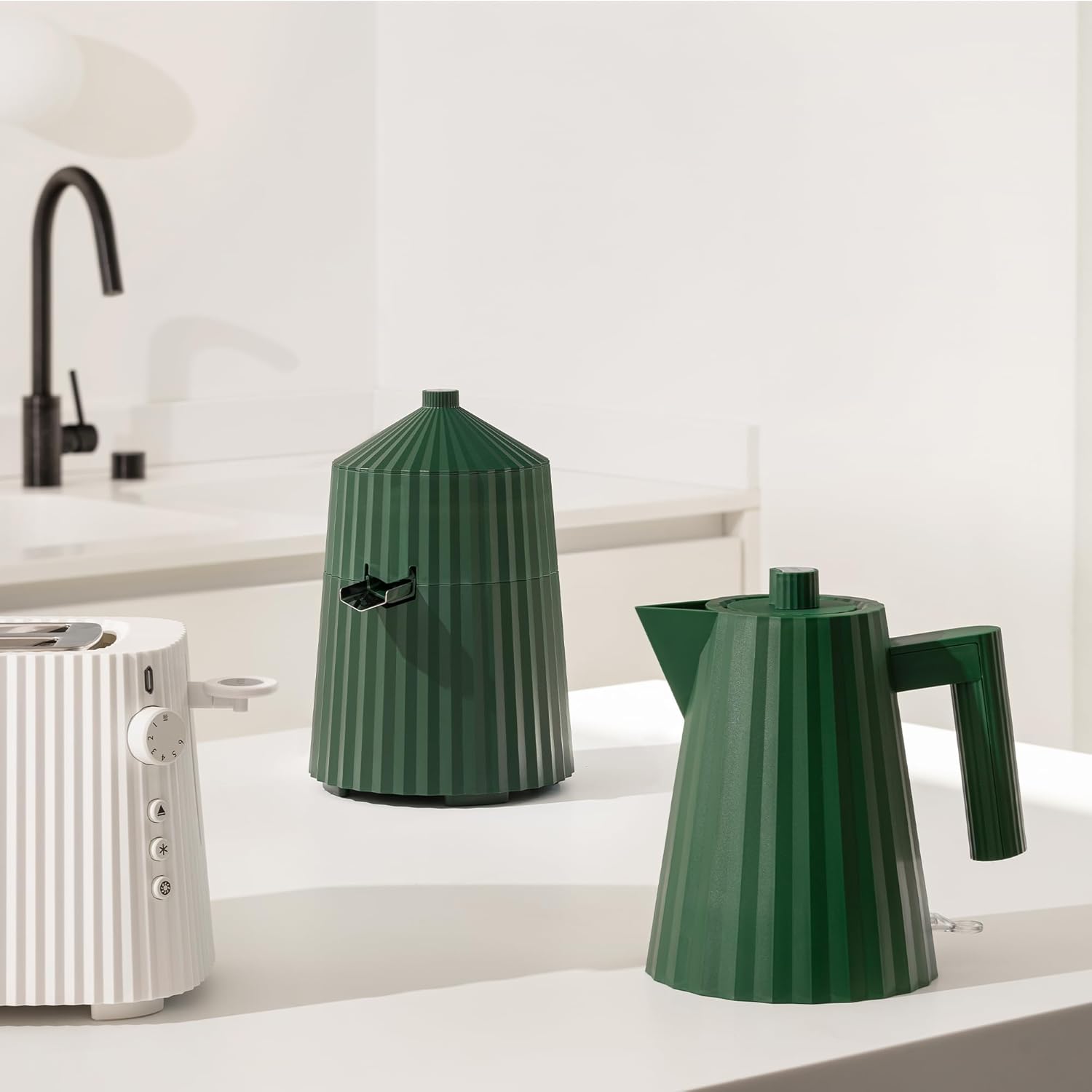 Alessi Plissé MDL06/1 GR - Design Elektrischer Wasserkocher, aus Thermoplastischem Harz, Europäischer Stecker 2400 W, 100 cl, Grün