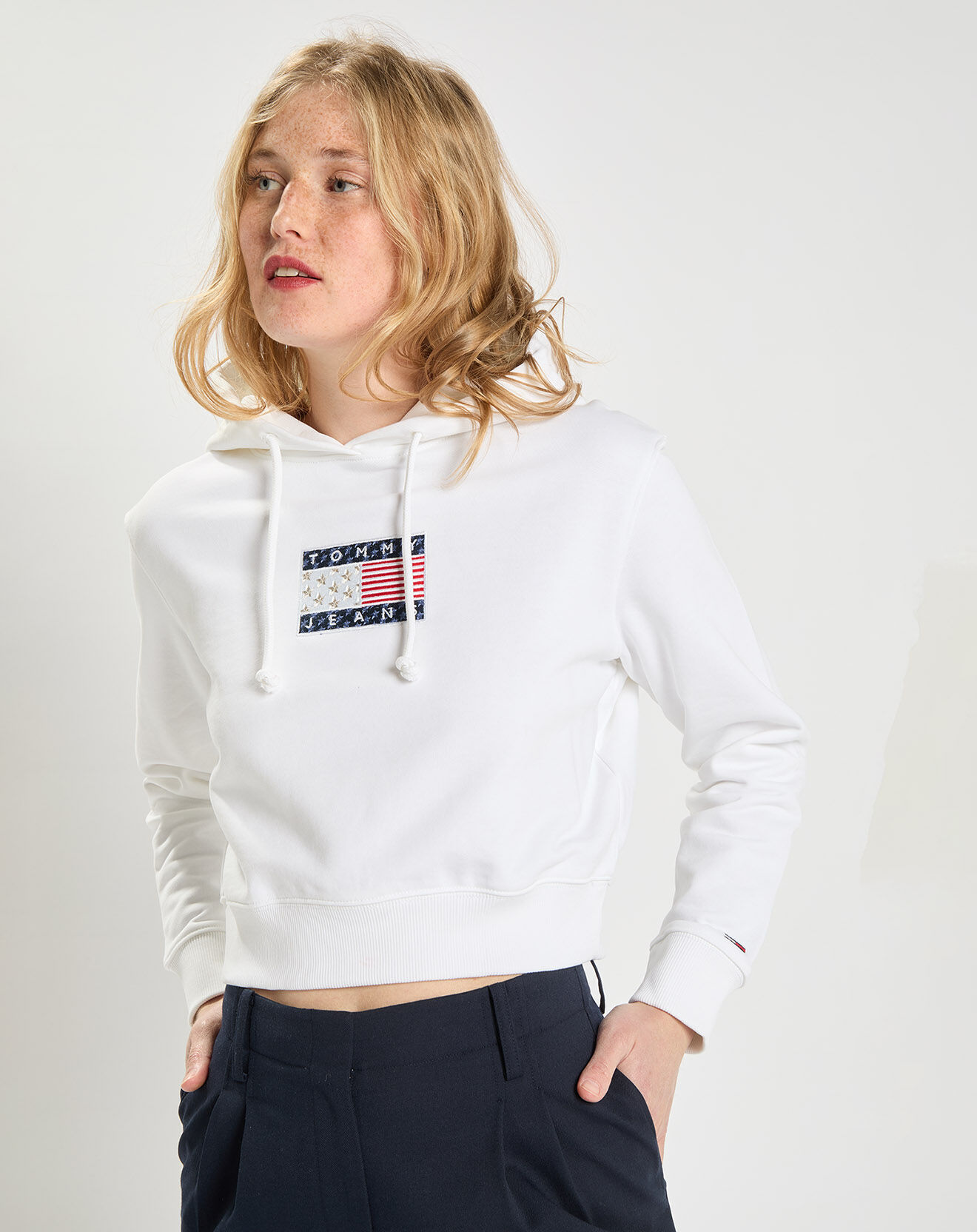 Tommy Jeans Sweat à capuche Crop Flag blanc