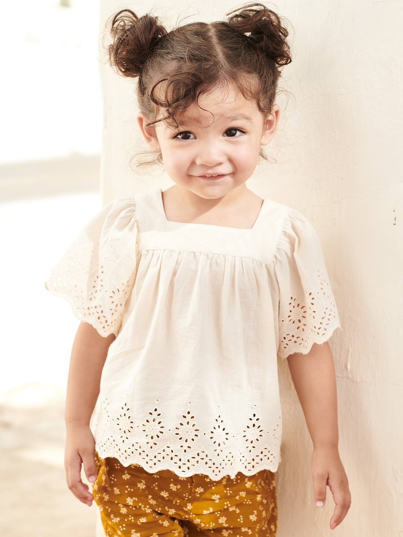 Blusa infantil de manga curta com bordado inglês, cor creme.