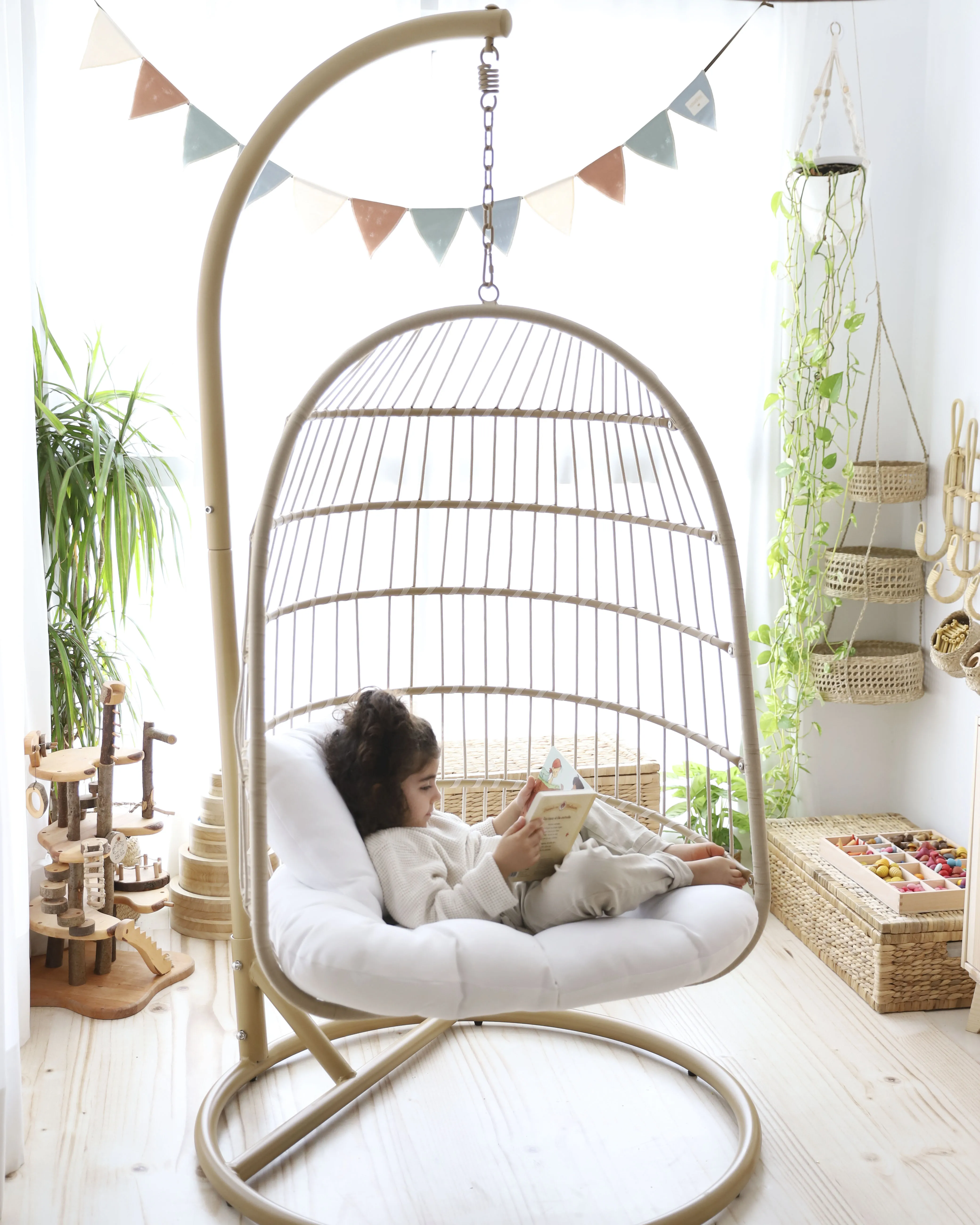Hangstoel met standaard ALLERA PE rotan Beige