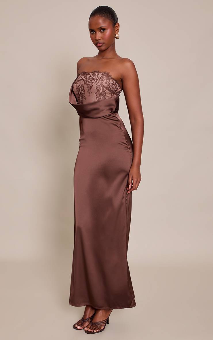 Chocolat Robe Longue En Satin Avec Détails En Dentelle