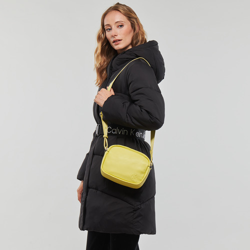 Calvin Klein Jeans - ULTRALIGHT DBLZIPCAMERABAG21 PU - Jaune