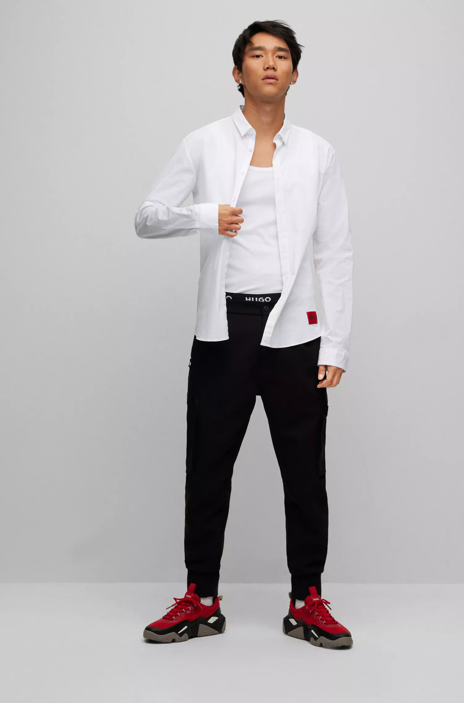 Camisa HUGO vermelha, extra slim fit, em lona de algodão stretch.