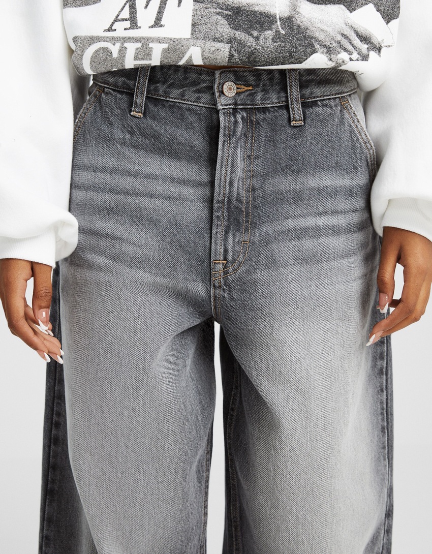 calça jeans estilo skater com efeito desbotado