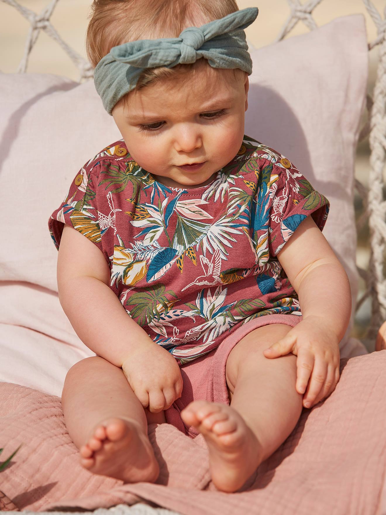 Calções de bebé com cintura elástica em chiffon de algodão liso cor laranja claro.