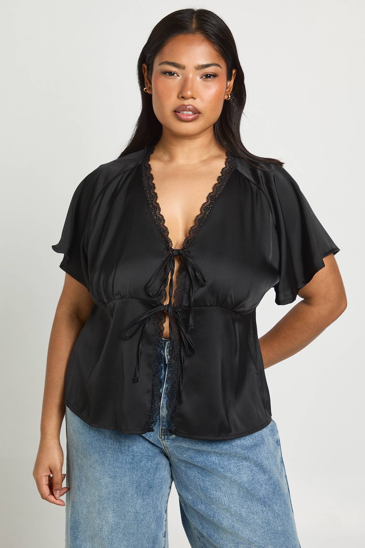 boohoo Haut Grande Taille En Satin À Manches Courtes Avec Bordure En Dentelle Et Liens À Nouer Devant