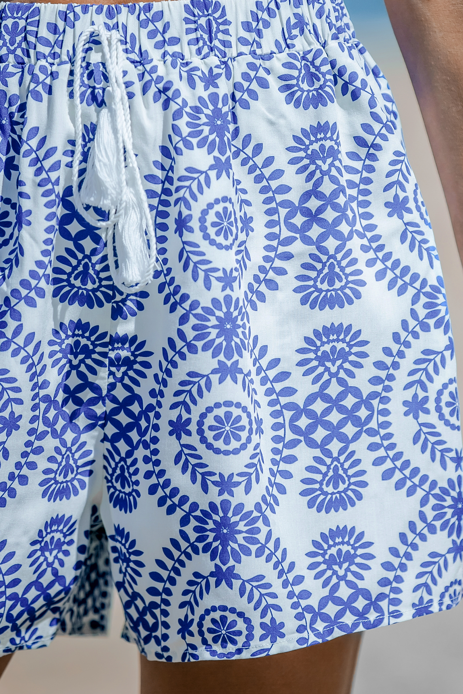 Short à glands et imprimé floral géométrique