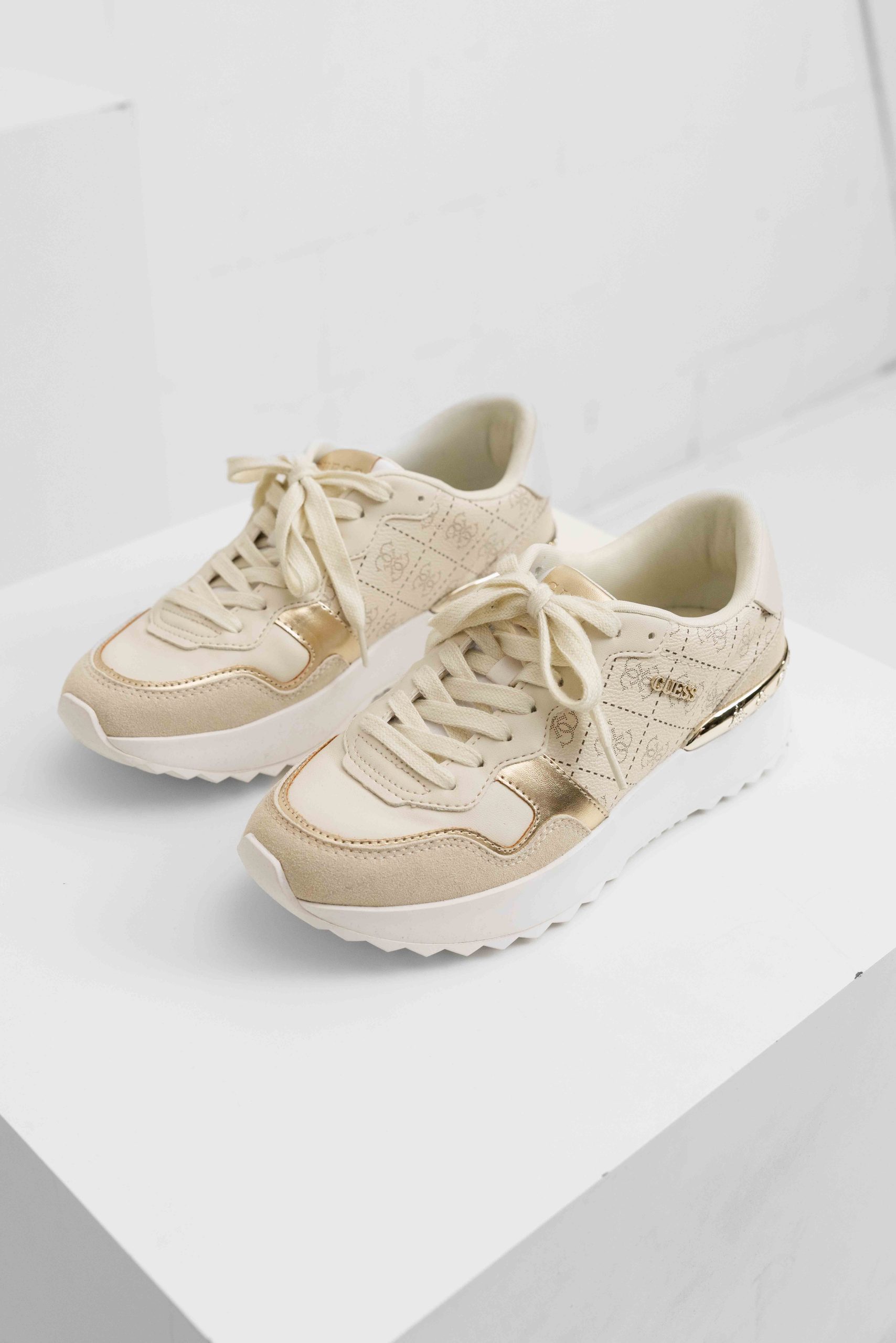Guess Vinsa Lage Sneakers Dames Beige