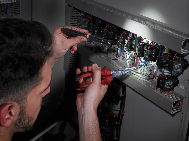 Brennenstuhl Handleuchte LED LuxPremium TL 210 F Taschenlampe mit Batterien