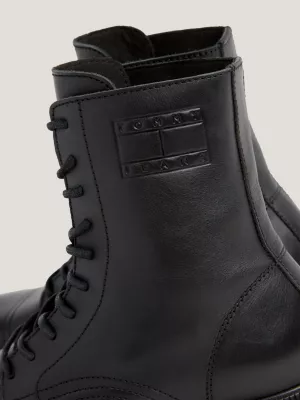 Botas de cano médio com cadarço e logo em relevo