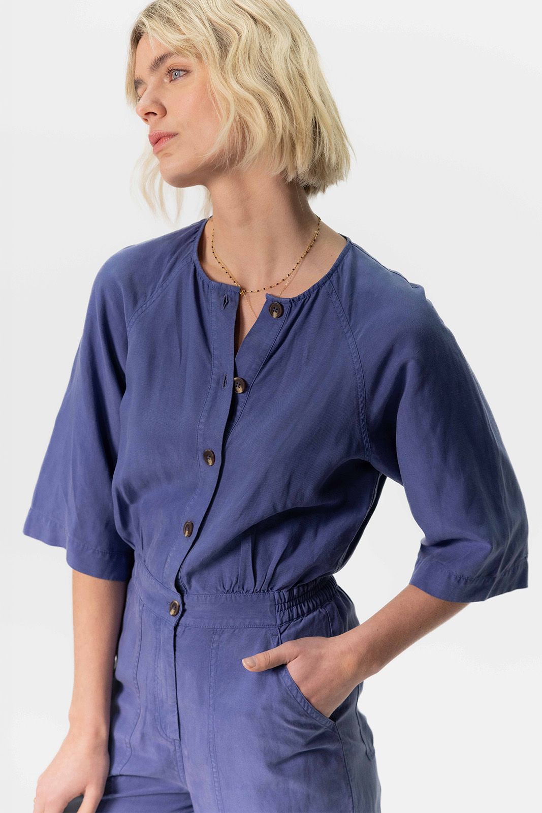Blauwe jumpsuit met knopen