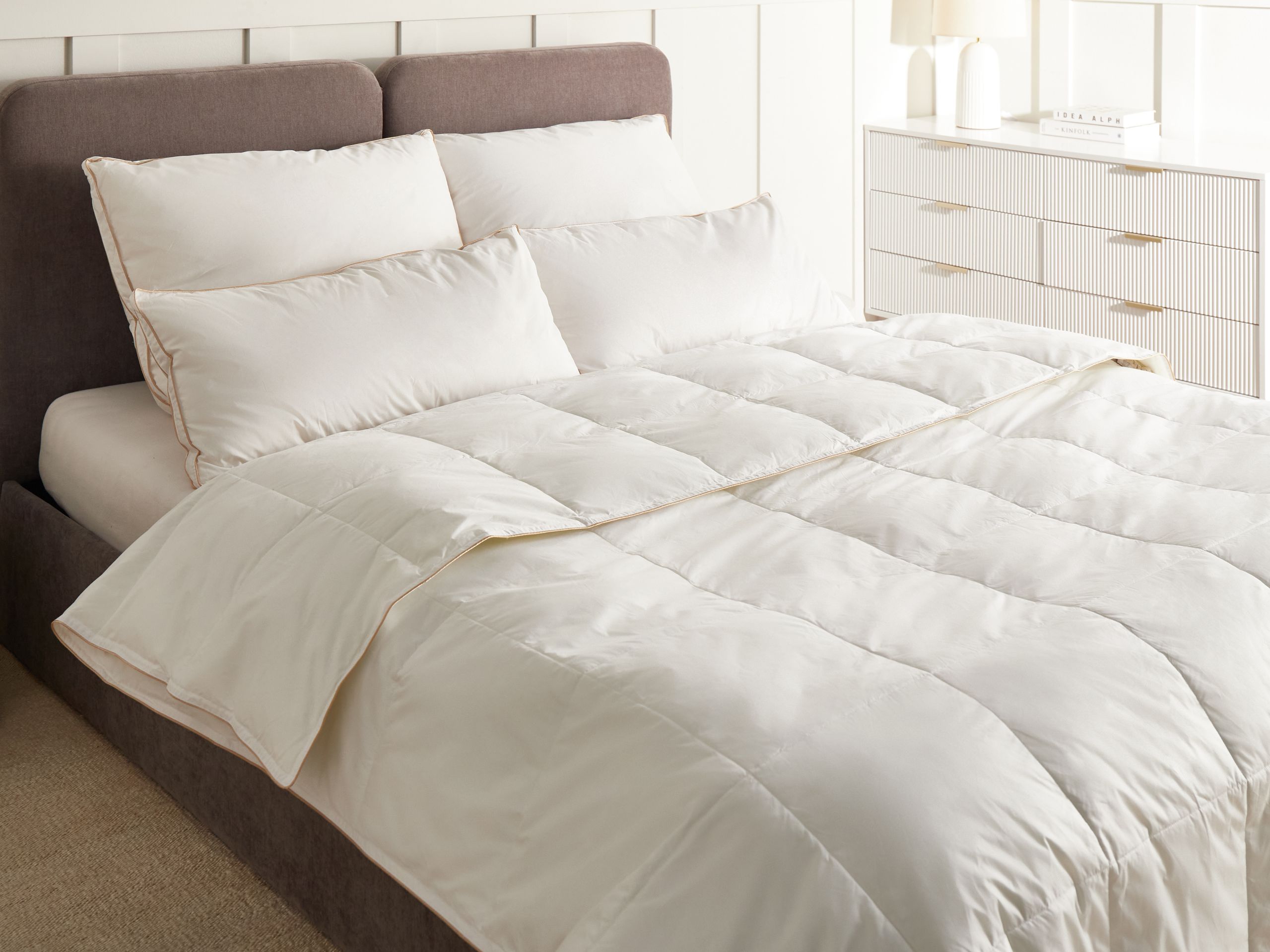 Beliani - EIGER - Dekbed medium warm - Wit - 220 x 240 cm - Eendendons