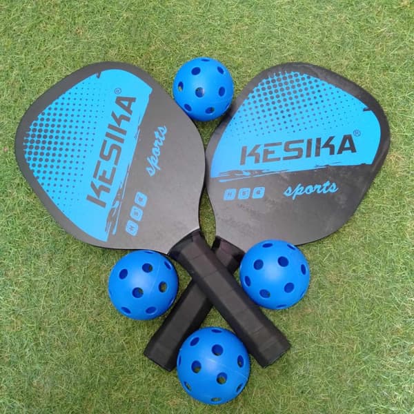 Premium Pickleball Sett med 2 Kesika Racketter og 4 Baller - Holdbar, Lett og Bærbar med Bæreveske for Hele Familien, Både Barn og Voksne