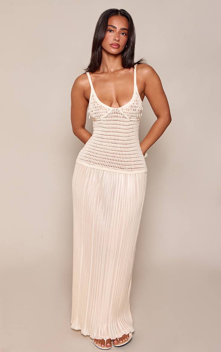 Crème Robe Longue Tricotée Petite Avec Détails De Finition Et Ourlet Plissé