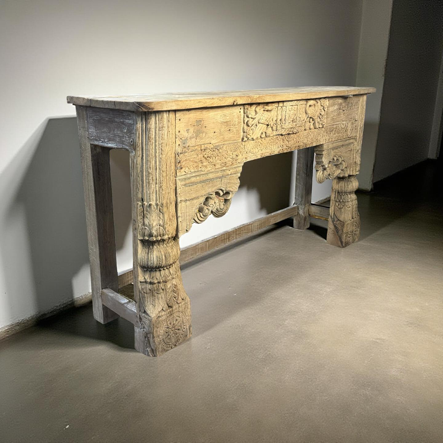 Wandkast met mooie snijwerk naturel
